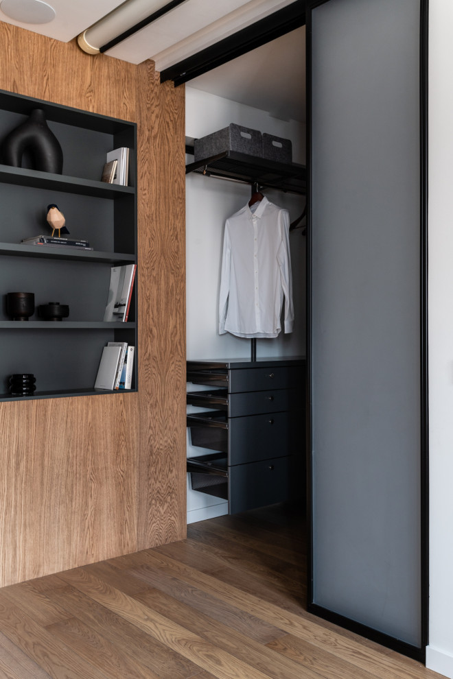 Design ideas for a small contemporary wardrobe in Moscow.