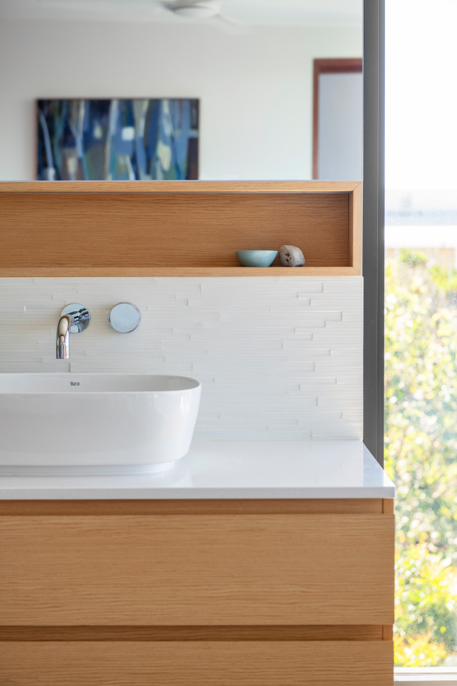 Photo of a contemporary bathroom in Sunshine Coast.