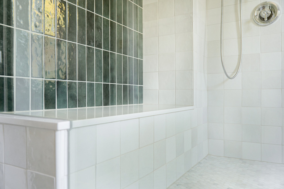 Пример оригинального дизайна: большая главная ванная комната в стиле неоклассика (современная классика) с фасадами с утопленной филенкой, коричневыми фасадами, отдельно стоящей ванной, угловым душем, раздельным унитазом, зеленой плиткой, керамической плиткой, белыми стенами, полом из керамической плитки, монолитной раковиной, мраморной столешницей, серым полом, душем с распашными дверями, белой столешницей, сиденьем для душа, тумбой под две раковины и напольной тумбой