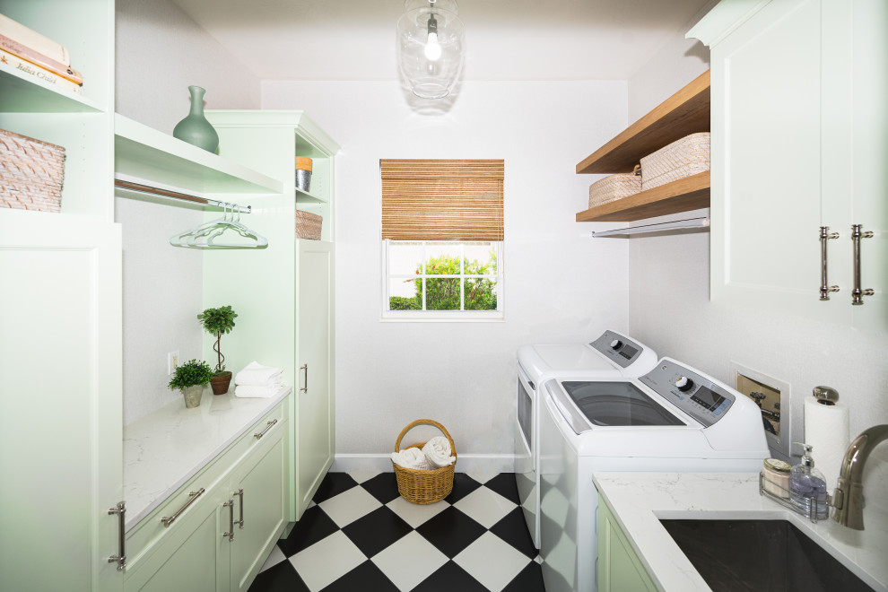 Immagine di una piccola lavanderia multiuso minimalista con lavello da incasso, pareti bianche, pavimento con piastrelle in ceramica, lavatrice e asciugatrice affiancate, pavimento multicolore e top verde