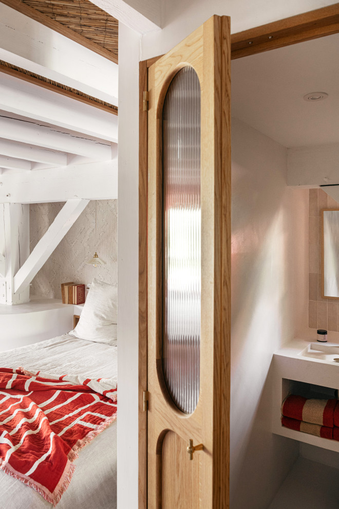 Idee per una piccola stanza da bagno padronale mediterranea con doccia alcova, top in cemento, doccia aperta, top bianco e un lavabo