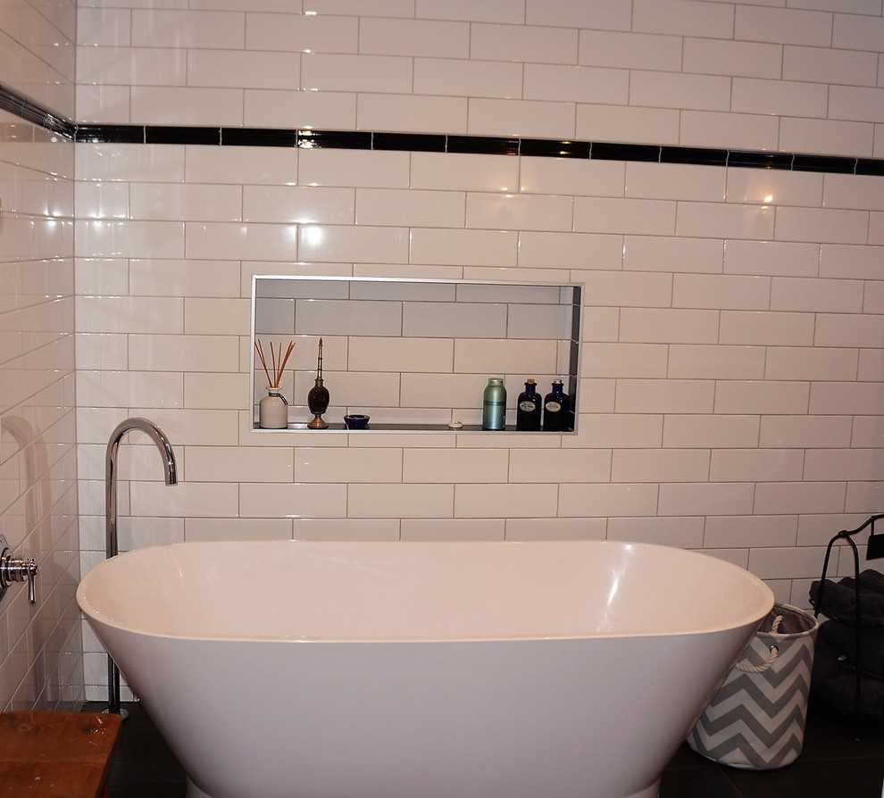 Стильный дизайн: главная ванная комната среднего размера в классическом стиле с отдельно стоящей ванной, угловым душем, белыми стенами и полом из керамической плитки - последний тренд