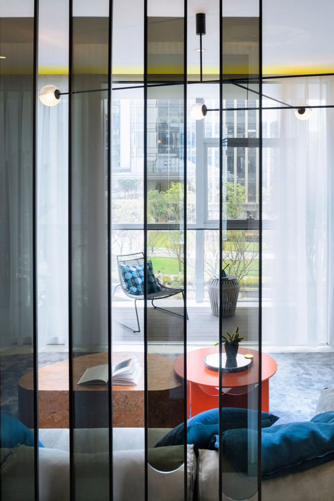 Moderner Wintergarten mit dunklem Holzboden in Stuttgart