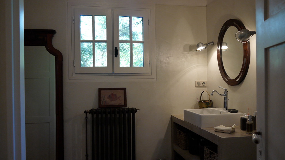 Cette photo montre une salle de bain bord de mer avec un mur beige, parquet foncé et une grande vasque.