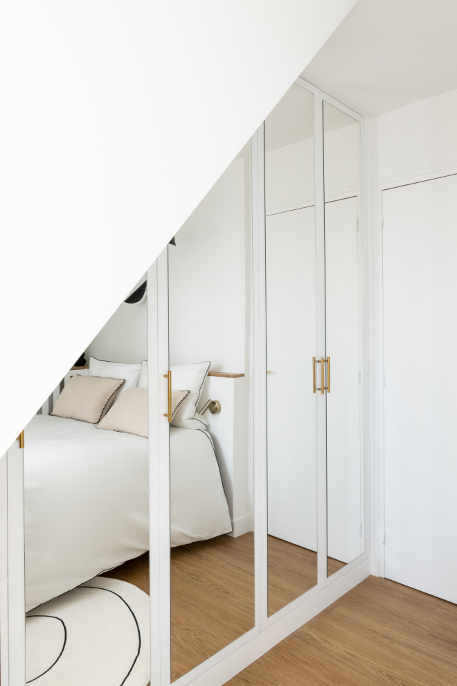 Chambre mansardée ou avec mezzanine?[Inspiration pour chambre mansardée ou avec mezzanine With un mur blanc, un sol en bois brun and dressing.]:[Inspiration pour chambres mansardées ou avec mezzanine With un mur blanc, un sol en bois brun and dressing.]