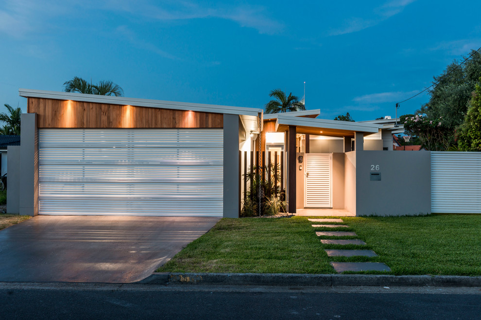 This is an example of a beach style exterior in Gold Coast - Tweed.
