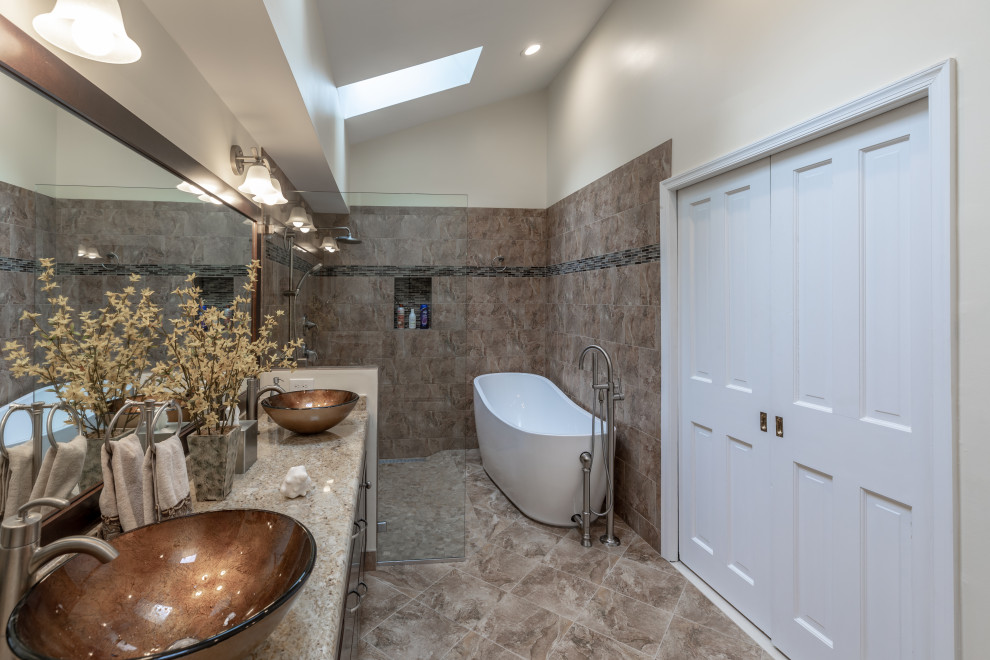 Inspiration för små moderna brunt en-suite badrum, med bruna skåp, ett fristående badkar, en öppen dusch, en toalettstol med hel cisternkåpa, beige väggar, ett fristående handfat och grått golv