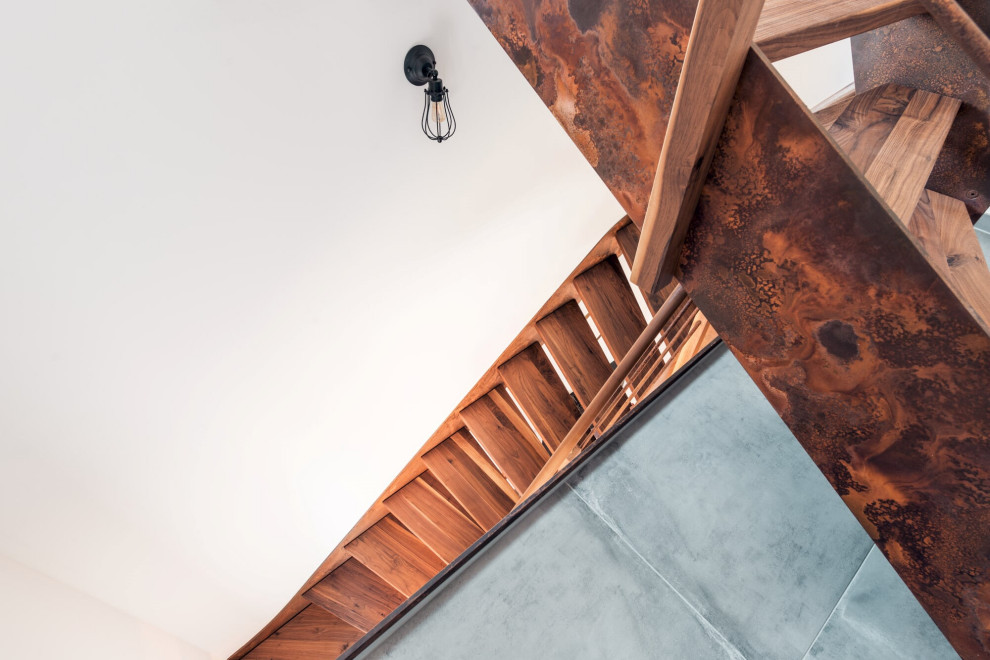 Дверь и лестница в стиле лофт