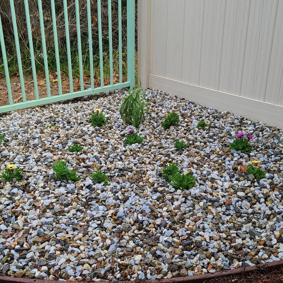 Idéer för små vintage trädgårdar i delvis sol blomsterrabatt på sommaren, med granitkomposit