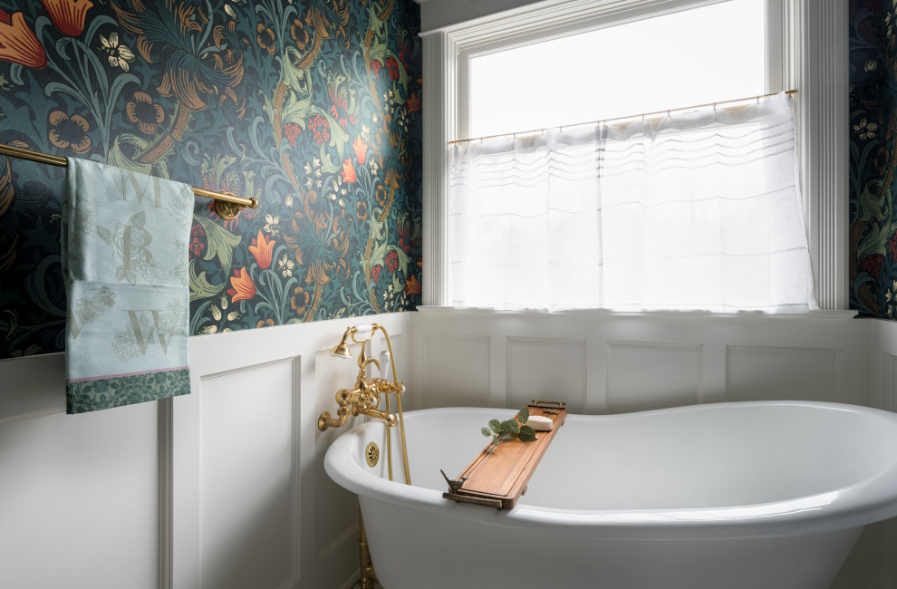 Cette photo montre une petite salle de bain chic avec une baignoire sur pieds, un mur vert, un sol en marbre, un lavabo posé, un plan de toilette en marbre, meuble-lavabo sur pied et du papier peint.