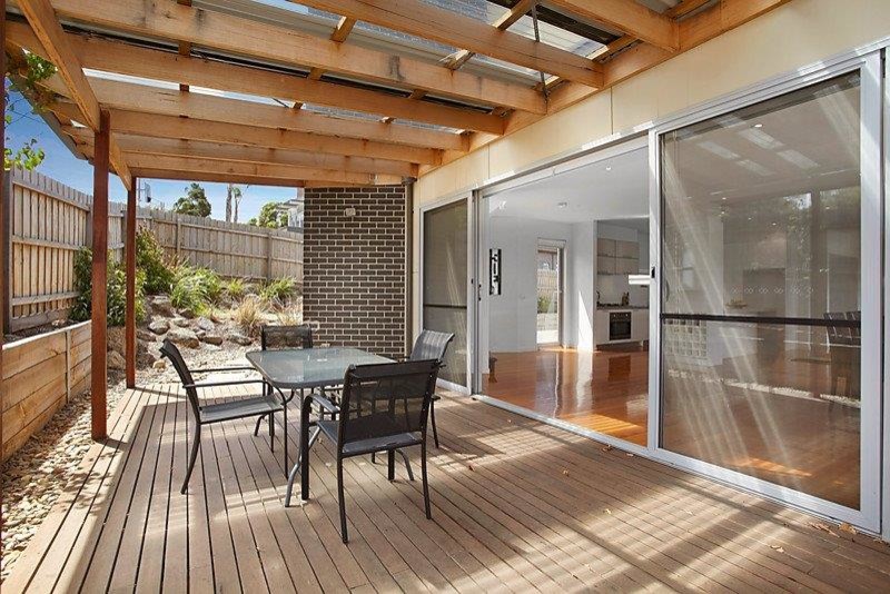 Inspiration for a contemporary side yard deck in Melbourne with a pergola.