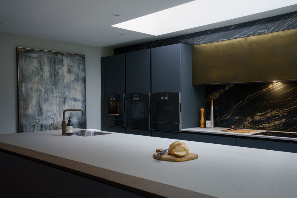 Esempio di una cucina minimalista di medie dimensioni con lavello integrato, ante lisce, top in granito, paraspruzzi in granito e elettrodomestici neri