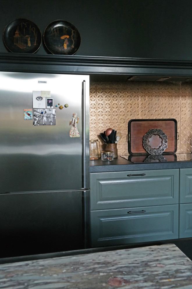 Esempio di una cucina bohémian con lavello da incasso, ante con riquadro incassato, ante verdi, top in granito, pavimento in gres porcellanato, penisola e top nero
