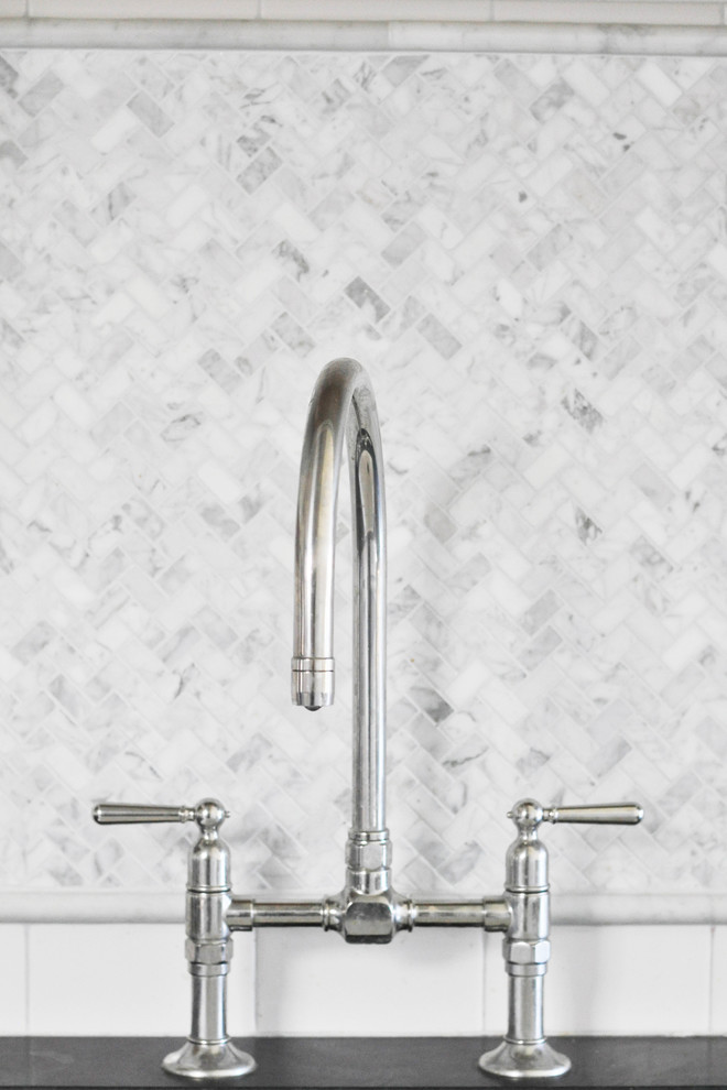 Example of a mid-sized transitional l-shaped medium tone wood floor home design design in Richmond with a farmhouse sink, shaker cabinets, white cabinets, granite countertops, white backsplash, subway tile backsplash and stainless steel appliances