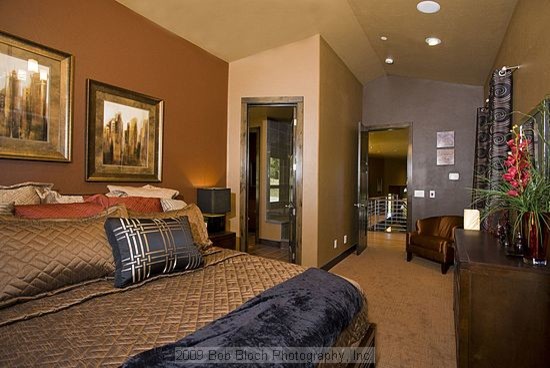Идея дизайна: большая хозяйская спальня в стиле модернизм с ковровым покрытием, угловым камином, фасадом камина из металла и коричневыми стенами