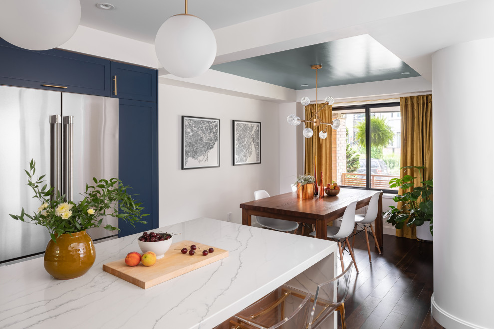 Свежая идея для дизайна: маленькая кухня-столовая в стиле модернизм с белыми стенами, паркетным полом среднего тона, коричневым полом и многоуровневым потолком для на участке и в саду - отличное фото интерьера