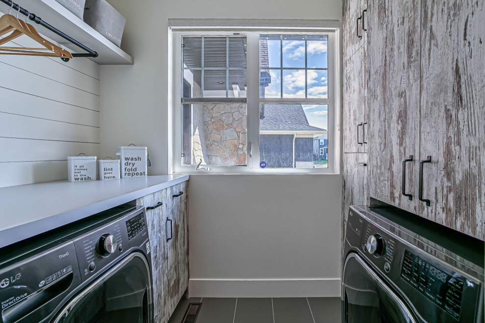 Exempel på en liten rustik grå u-formad grått tvättstuga enbart för tvätt, med släta luckor, skåp i slitet trä, laminatbänkskiva, vitt stänkskydd, klinkergolv i keramik och grått golv