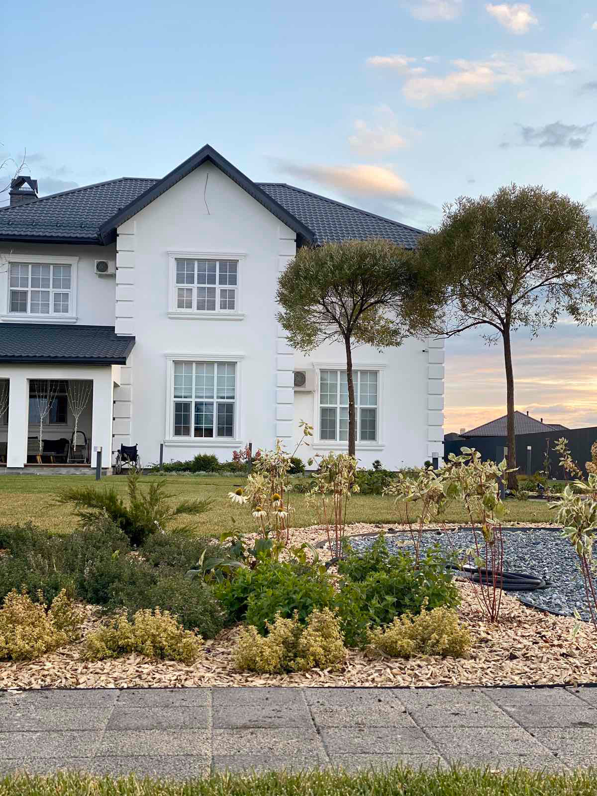 Сад вокруг белого дома