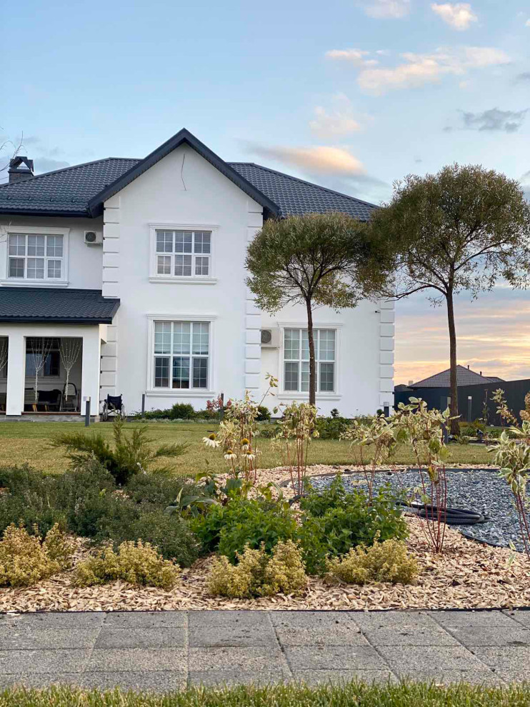 Сад вокруг белого дома