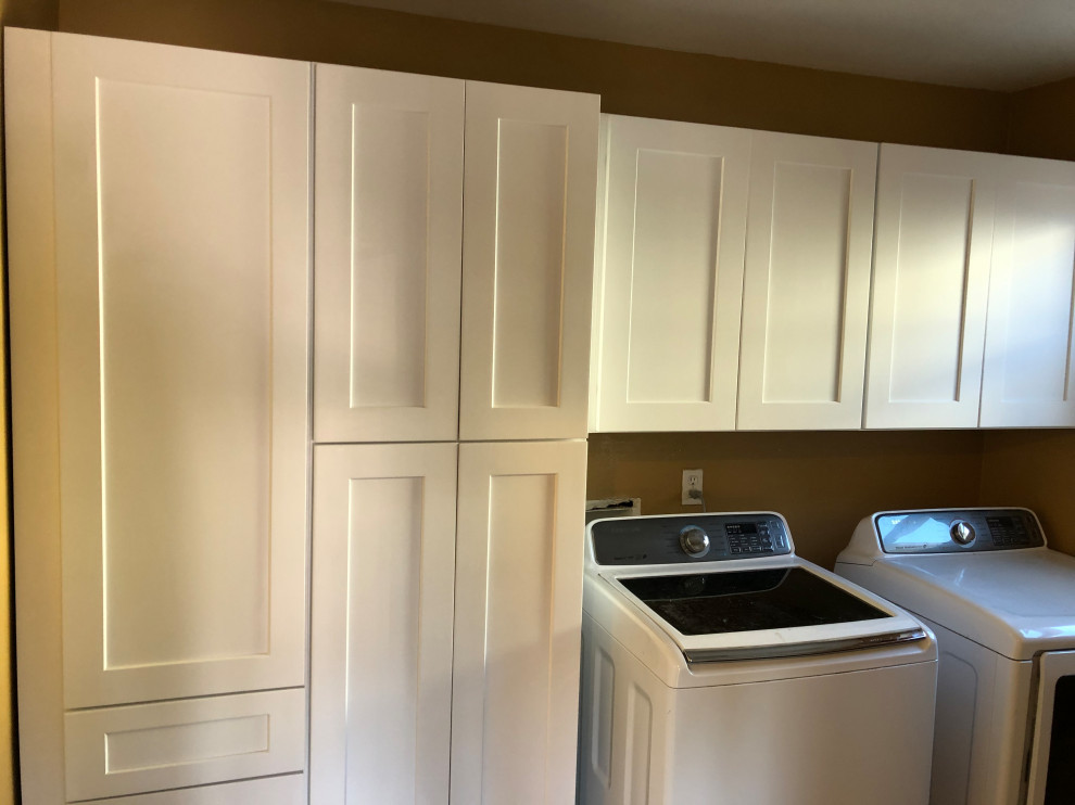 Imagen de cuarto de lavado lineal tradicional renovado pequeño con armarios estilo shaker, puertas de armario blancas, paredes marrones, suelo de bambú, lavadora y secadora juntas y suelo gris
