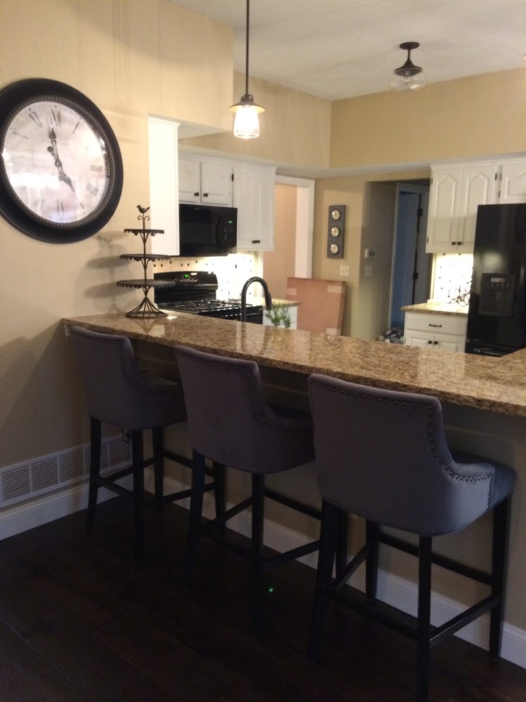 Example of a transitional home design design in Columbus
