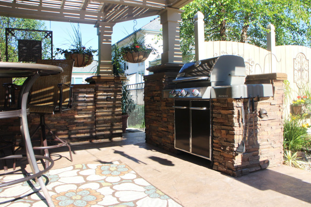 Outdoor Kitchens and Bars with Faux Stone Panels - Terrasse et Patio ...