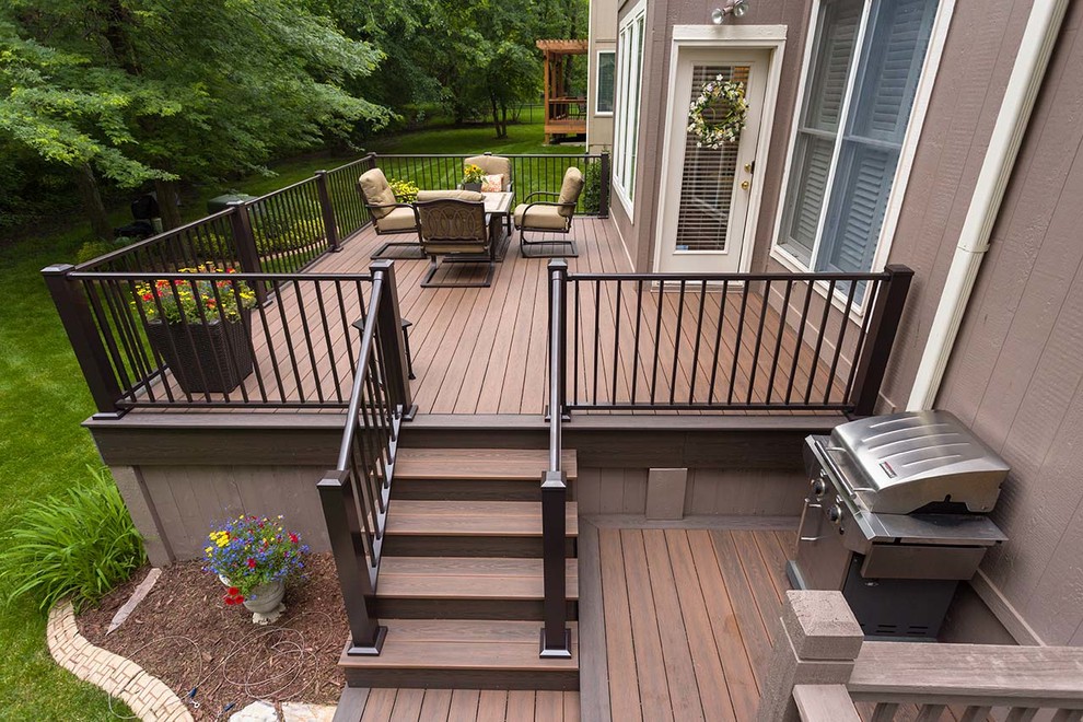Inspiration for a modern backyard deck in Kansas City with a container garden and no cover.