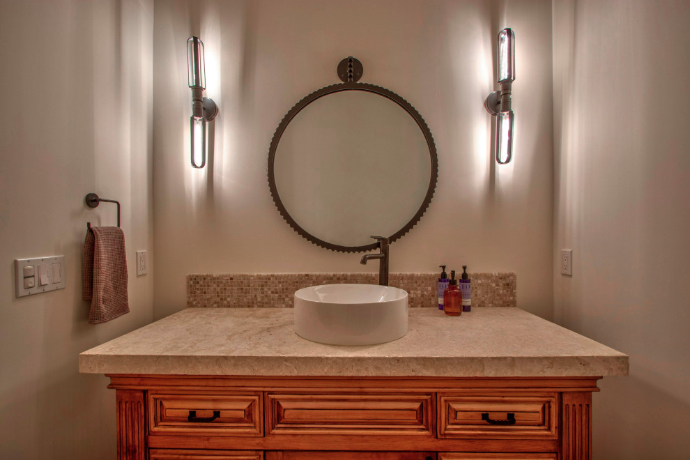Mittelgroße Moderne Gästetoilette mit profilierten Schrankfronten, hellen Holzschränken, weißer Wandfarbe, Travertin, Kalkstein-Waschbecken/Waschtisch, beigem Boden, beiger Waschtischplatte und freistehendem Waschtisch in San Diego