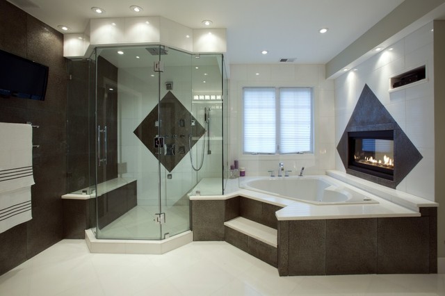 Spa Treatment at Home with Stunning Bath and Walk-in Closet - Moderno
