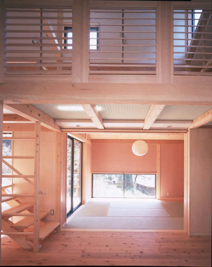 Diseño de salón abierto y blanco de tamaño medio sin chimenea con paredes rosas, tatami, suelo marrón, vigas vistas y papel pintado
