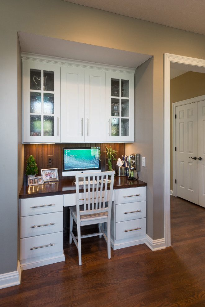 Example of a large transitional u-shaped dark wood floor eat-in kitchen design in Columbus with an undermount sink, flat-panel cabinets, white cabinets, quartz countertops, white backsplash, stone tile backsplash, stainless steel appliances and an island