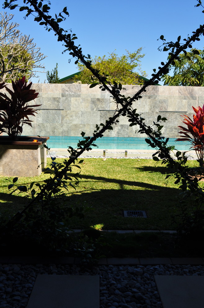 Photo of a contemporary garden in Brisbane.