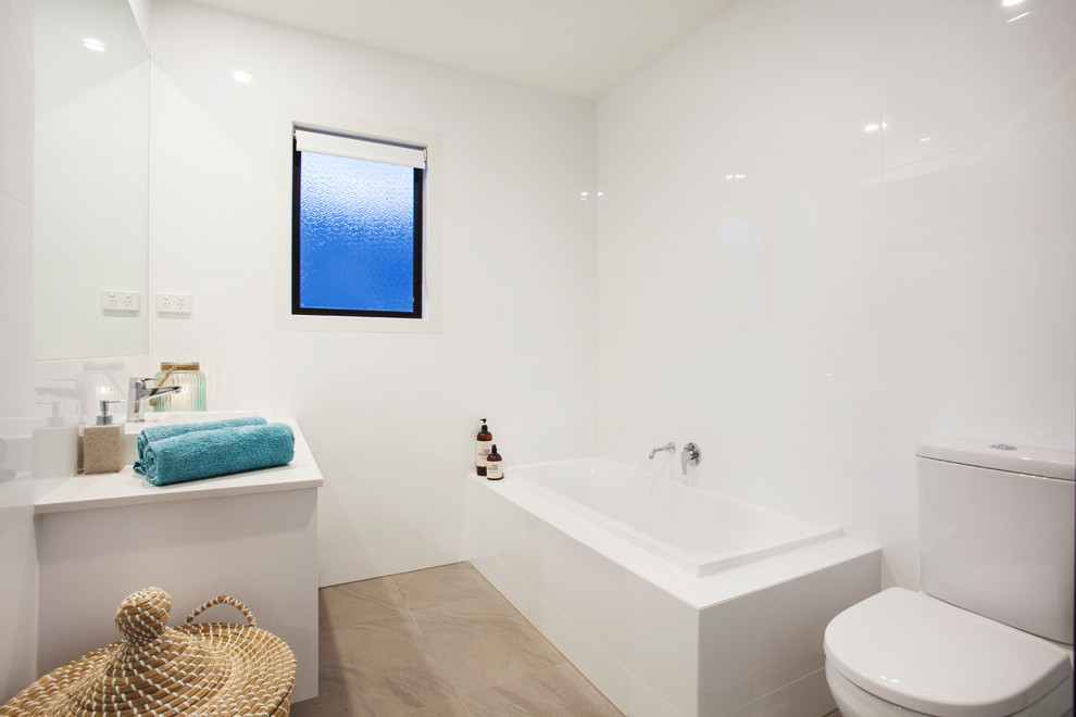 This is an example of a contemporary bathroom in Melbourne.