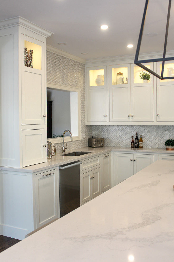 Eat-in kitchen - mid-sized transitional u-shaped dark wood floor and brown floor eat-in kitchen idea in Toronto with an undermount sink, shaker cabinets, white cabinets, quartzite countertops, multicolored backsplash, mosaic tile backsplash, stainless steel appliances, an island and white countertops