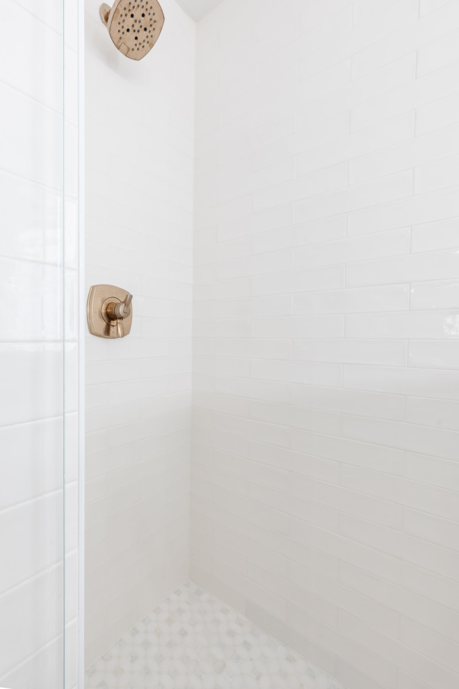 Klassisk inredning av ett mellanstort vit vitt en-suite badrum, med skåp i shakerstil, vita skåp, ett platsbyggt badkar, vit kakel, bänkskiva i kvarts, vitt golv och dusch med gångjärnsdörr