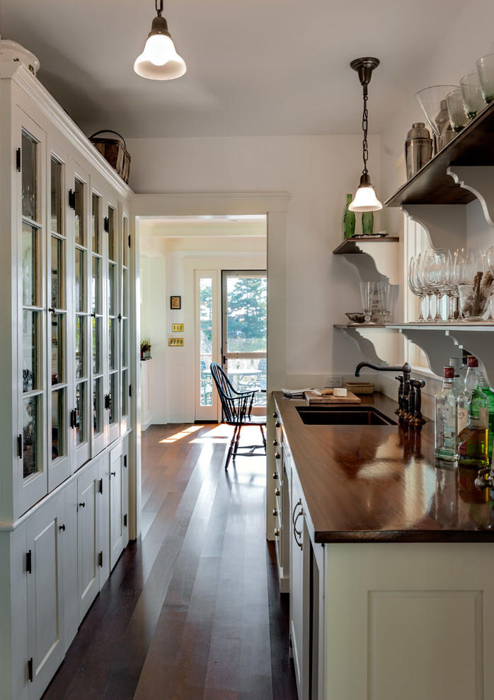 Design ideas for a beach style kitchen in Portland Maine.