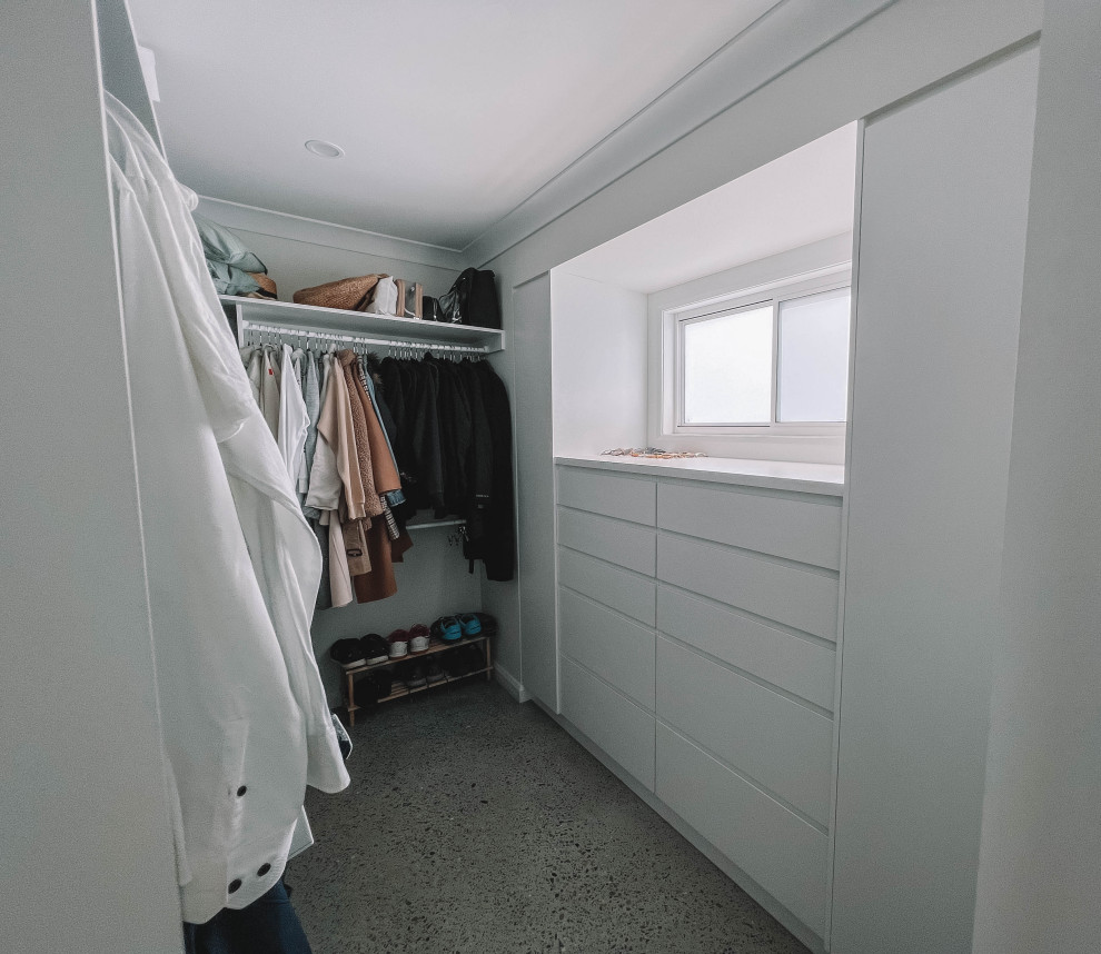 Inspiration för ett mellanstort nordiskt walk-in-closet för könsneutrala, med släta luckor, vita skåp, betonggolv och grått golv