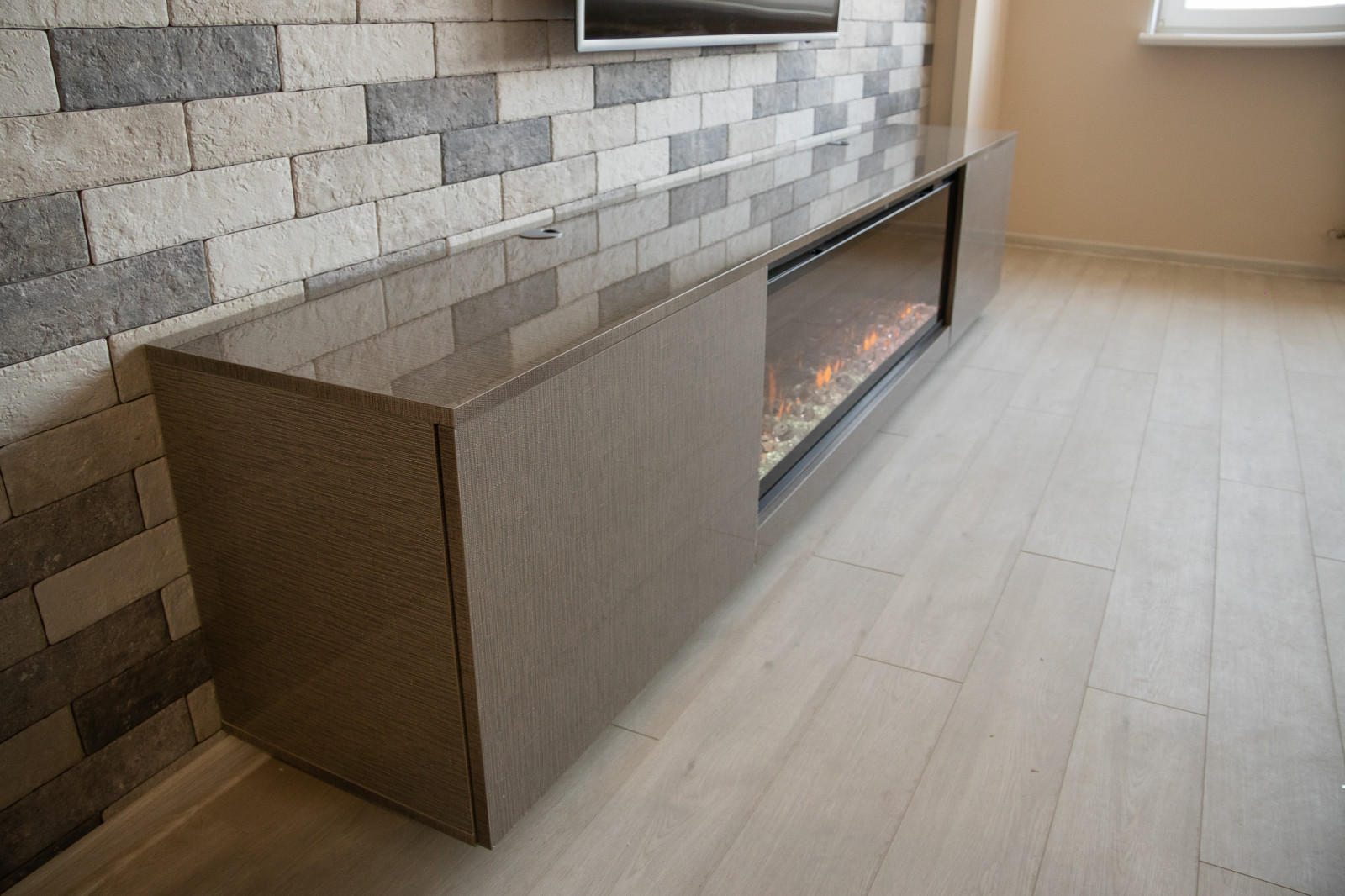 Тумба под ТВ со встроенным камином