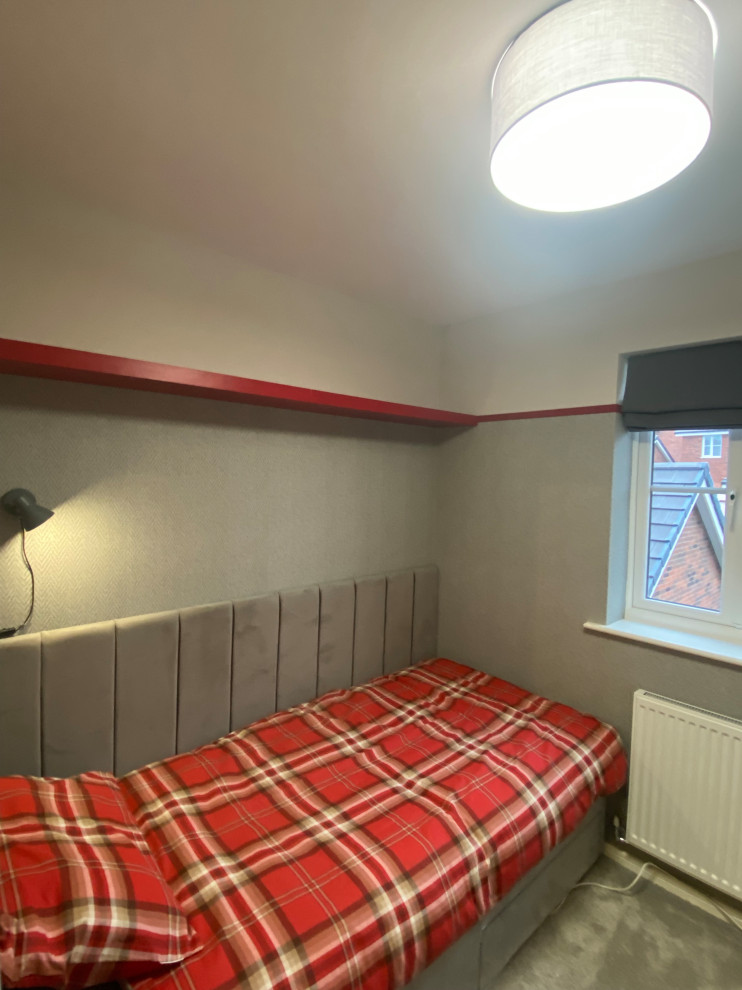 Inspiration för ett litet funkis barnrum kombinerat med sovrum, med grå väggar