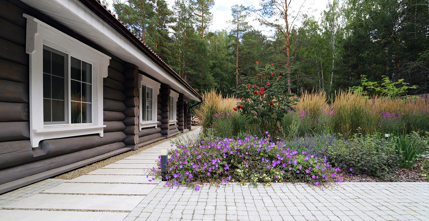 Сад у тёмных бревен