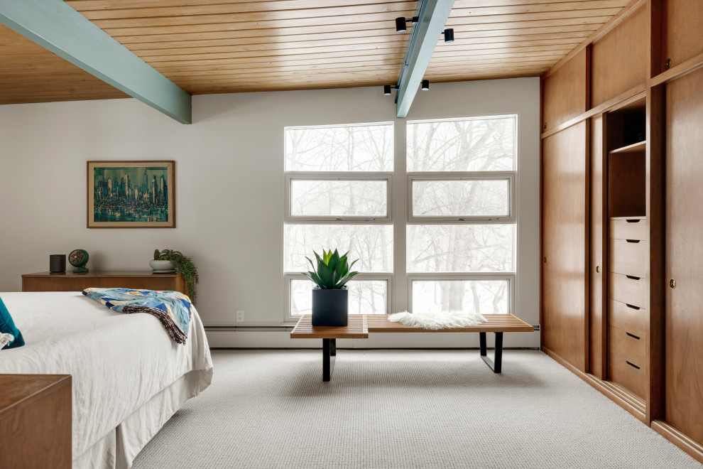 ミネアポリスにある中くらいなミッドセンチュリースタイルのおしゃれな主寝室 (白い壁、カーペット敷き、白い床、表し梁) のインテリア