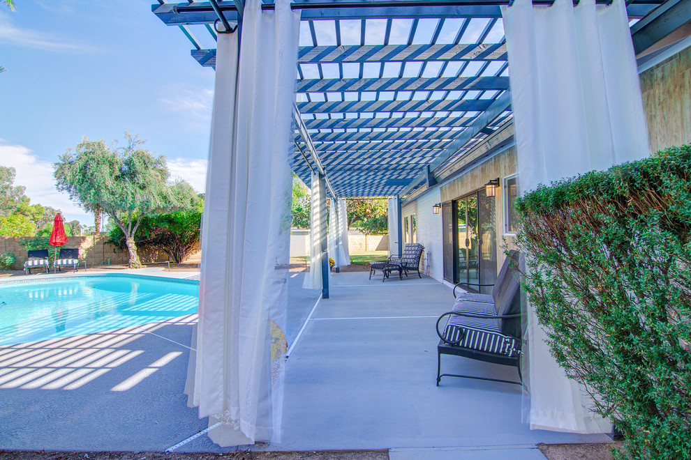 Transitional home design photo in Phoenix
