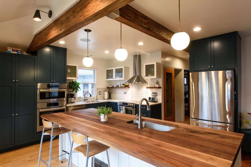 Example of a transitional kitchen design in Chicago