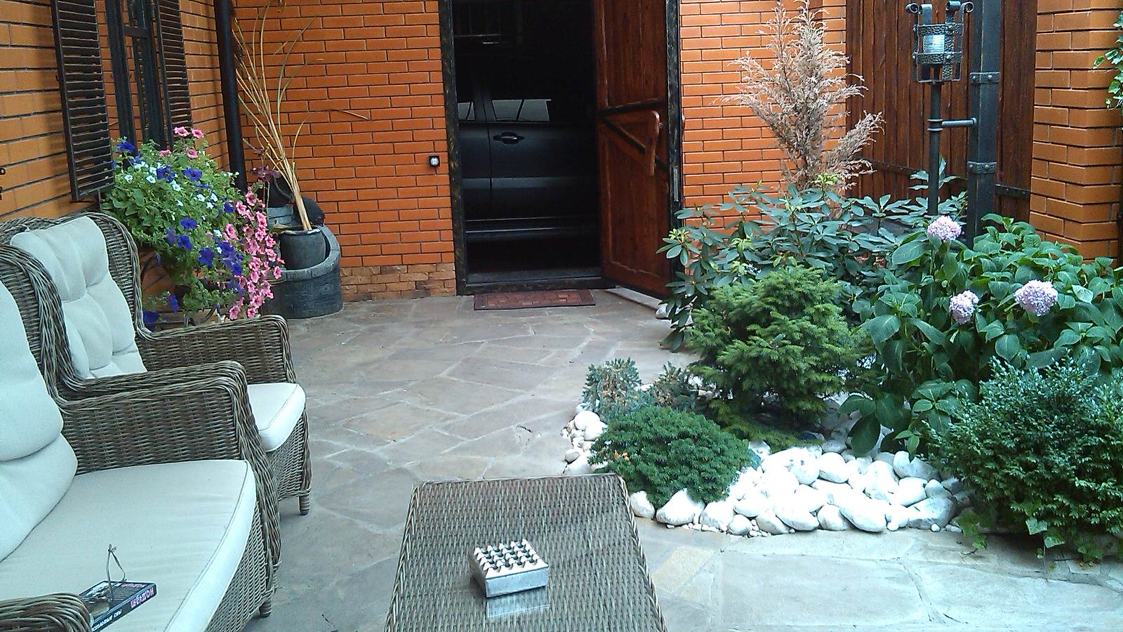 Домик среди старых дач