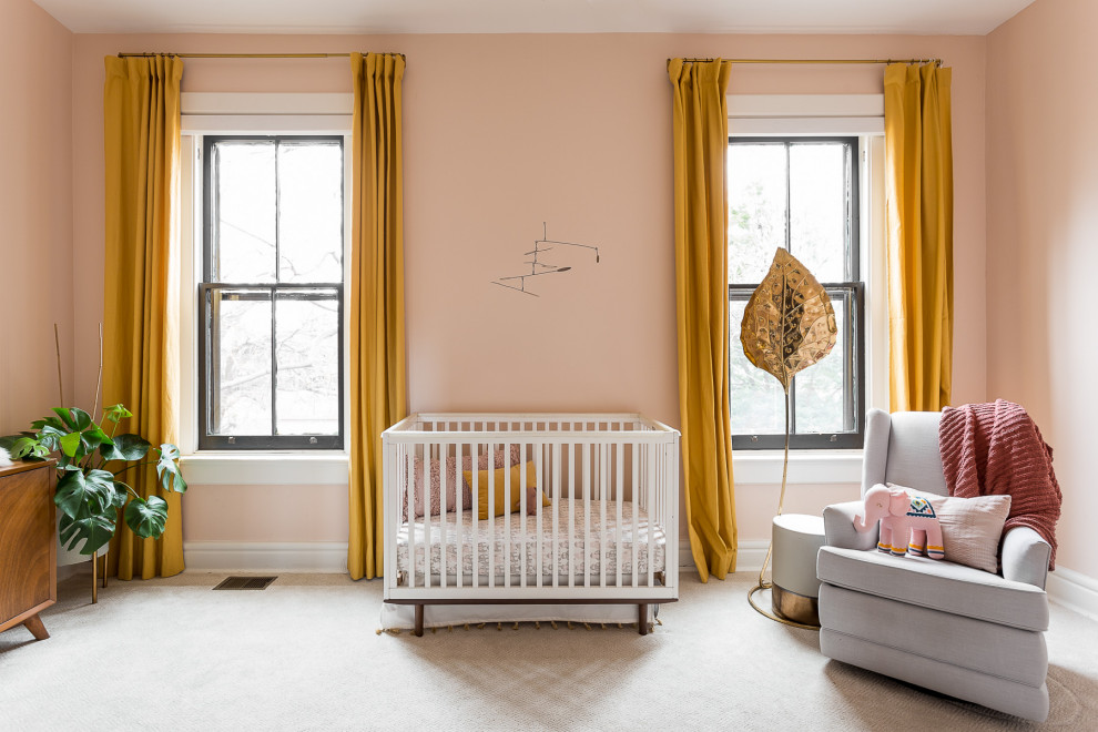 На фото: комната для малыша в стиле неоклассика (современная классика) с
