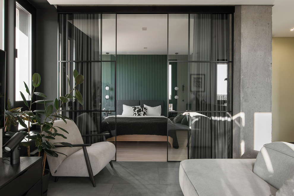 Diseño de dormitorio actual pequeño con paredes verdes y suelo laminado