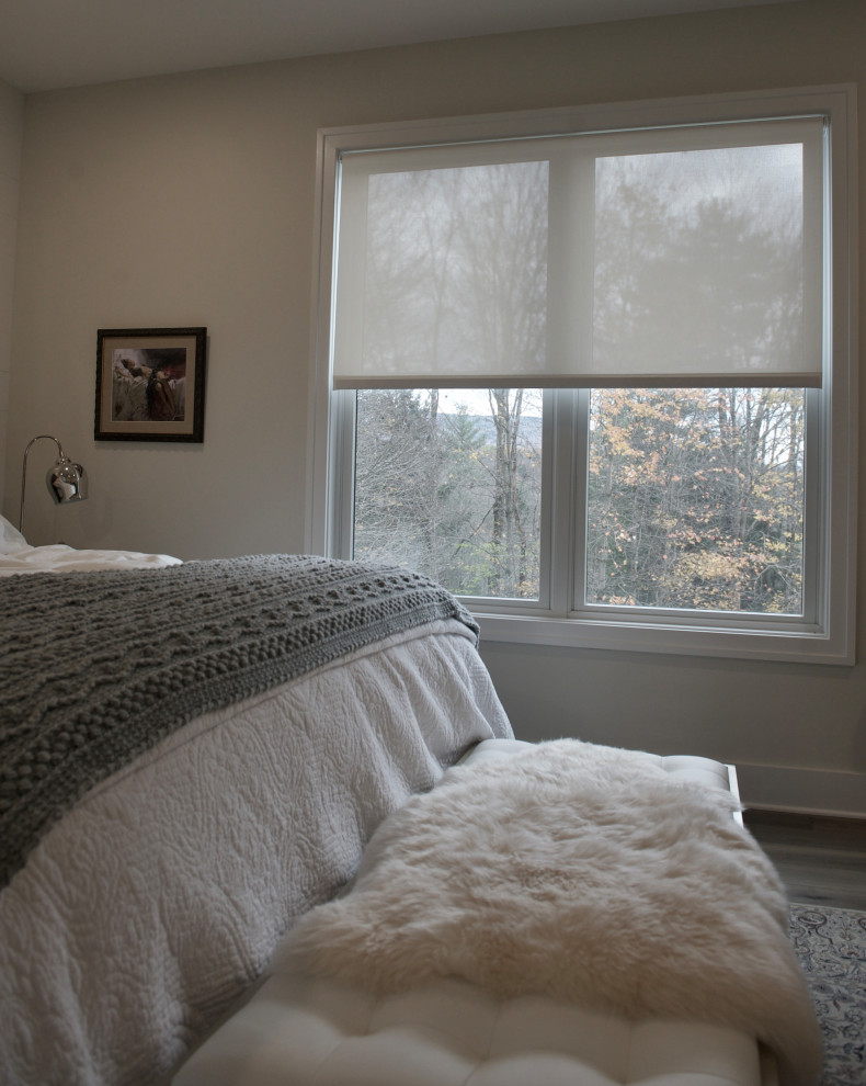 На фото: большая хозяйская спальня в стиле неоклассика (современная классика) с белыми стенами и коричневым полом с