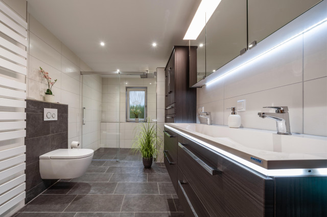 Elegantes Minimalistisches Duschbad - Modern - Badezimmer ...