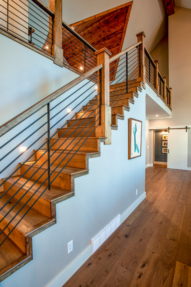 Источник вдохновения для домашнего уюта: огромная прямая деревянная лестница в стиле кантри с деревянными ступенями и перилами из смешанных материалов