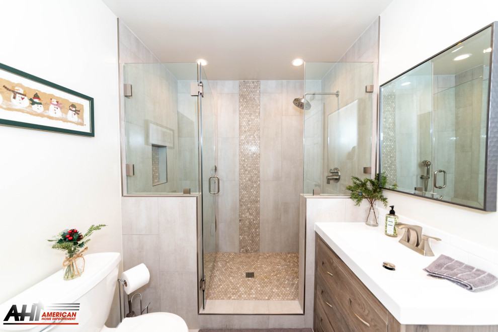 Пример оригинального дизайна: главная ванная комната среднего размера в стиле модернизм с фасадами островного типа, коричневыми фасадами, душем в нише, унитазом-моноблоком, бежевой плиткой, плиткой мозаикой, белыми стенами, монолитной раковиной, столешницей из кварцита, душем с распашными дверями, белой столешницей, тумбой под одну раковину, встроенной тумбой, полом из керамогранита, бежевым полом, сиденьем для душа и многоуровневым потолком